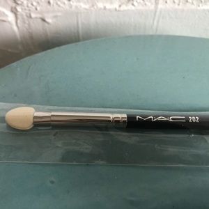MAC cosmetics eyeshadow sponge brush with refills